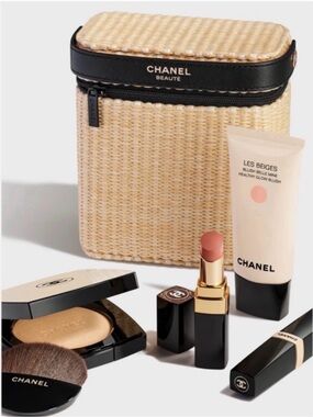 CHANEL Les Beiges Makeup Set & Bag